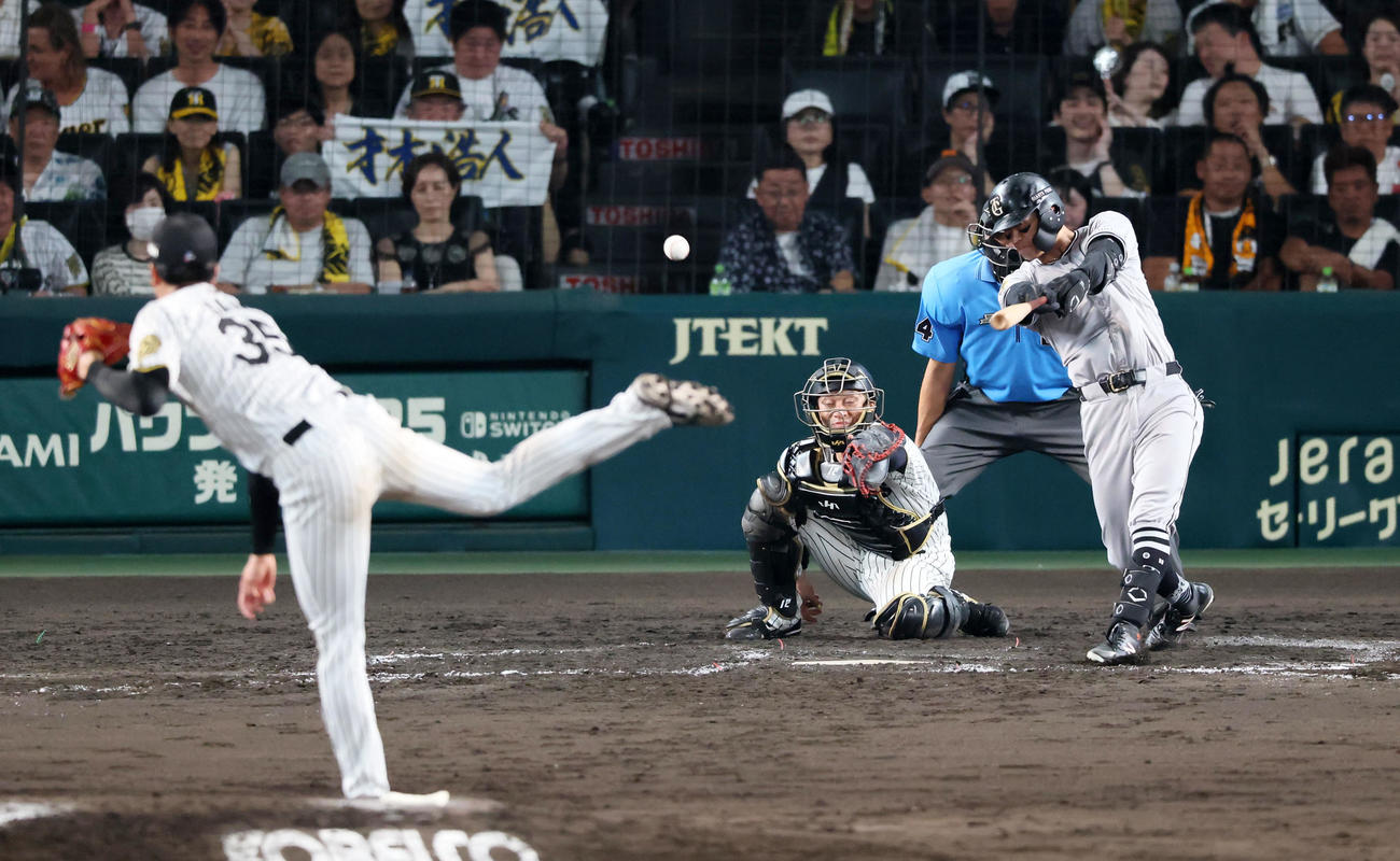阪神対巨人　7回表巨人2死三塁、若林は中前に勝ち越し適時打を放つ。投手才木（撮影・加藤哉）