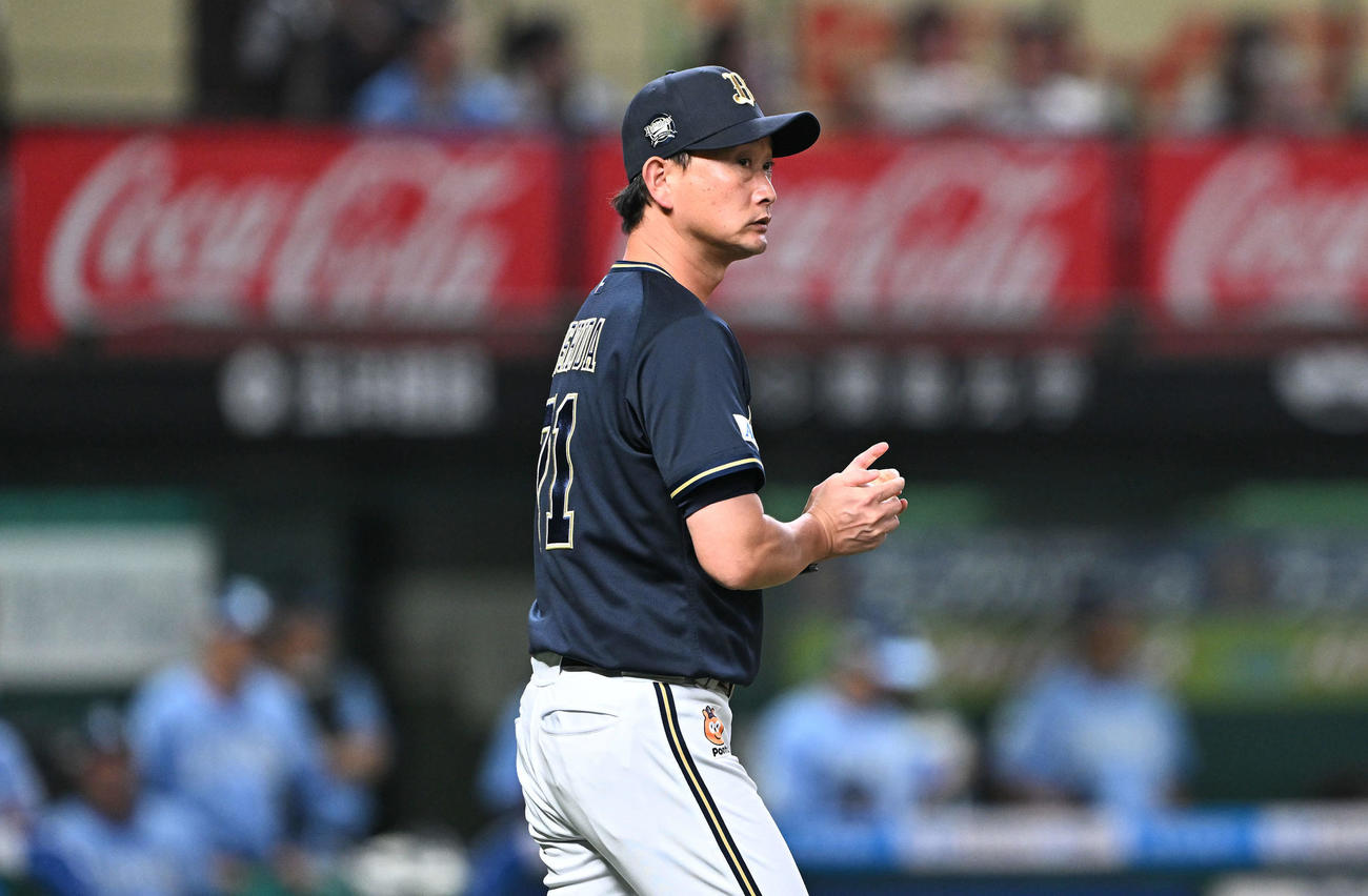 西武対オリックス　6回裏、投手の交代を伝えにマウンドに向かうオリックス岸田監督（撮影・滝沢徹郎）