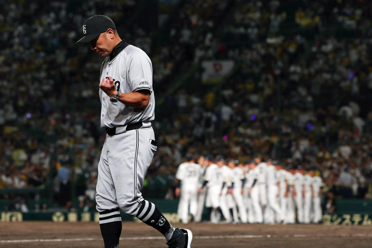 阪神対巨人　阪神に敗れ、うつむきながらあいさつへ向かう巨人阿部監督（撮影・前田充）