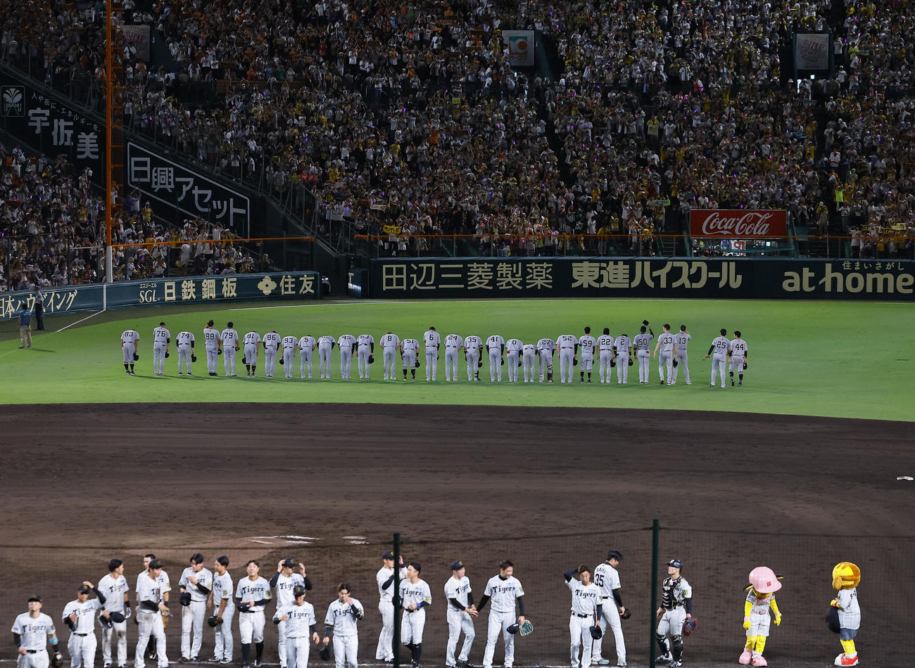 阪神対巨人　甲子園最終戦を終え、ファンにあいさつする巨人ナイン（奥）（撮影・藤尾明華）