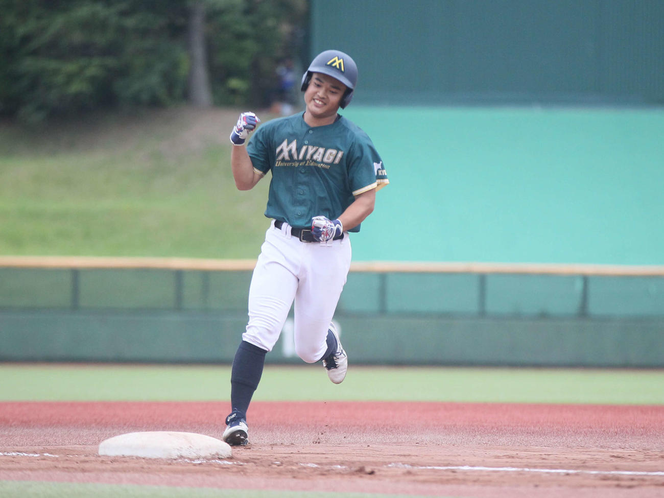 宮城教育大対東北学院大　先制の満塁弾を放ちガッツポーズをしながらダイヤモンドをまわる宮城教育大・橋本（撮影・高橋香奈）