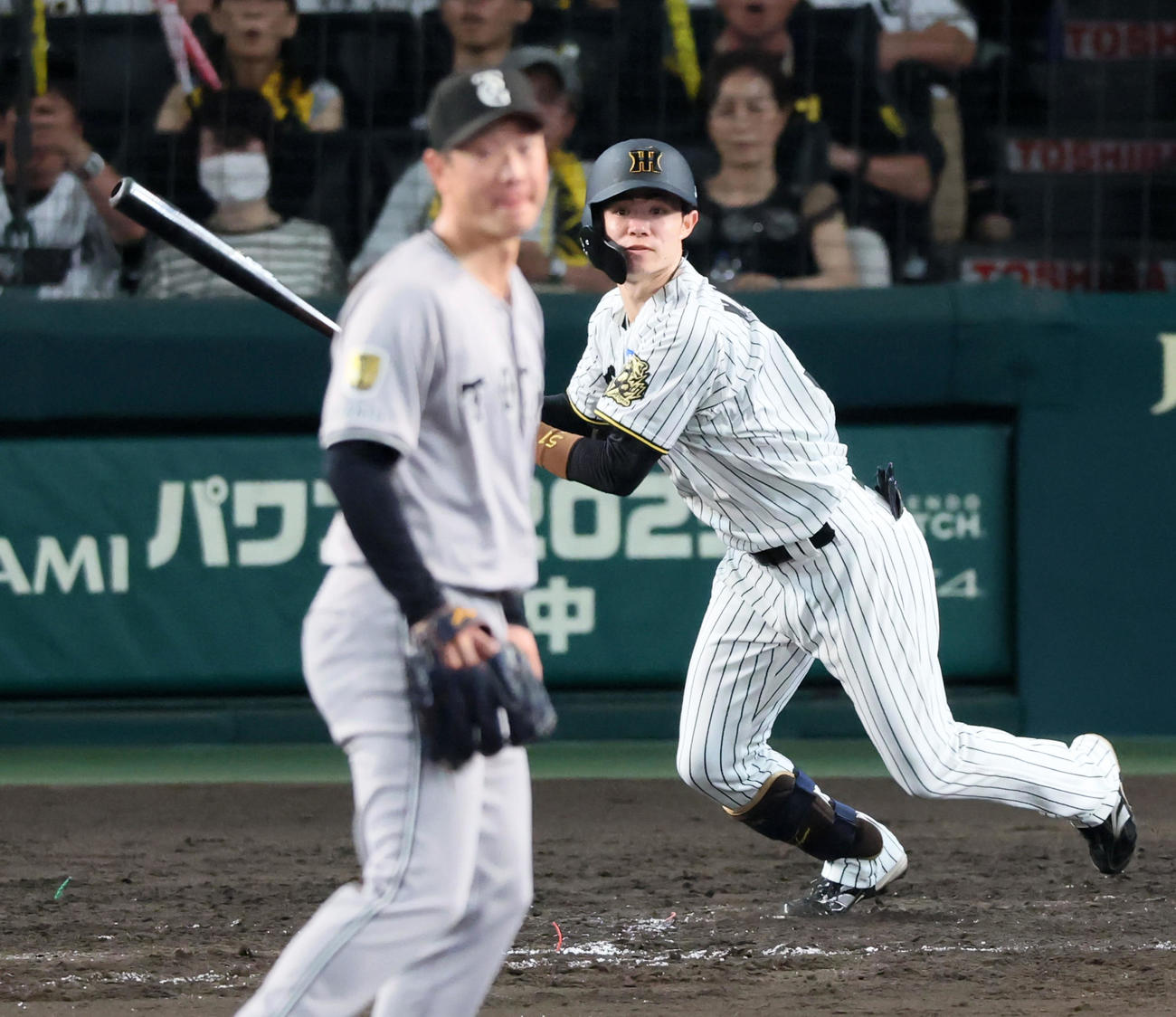阪神対巨人　7回裏阪神2死二、三塁、中野は中越え2点適時二塁打を放つ。投手中川（撮影・加藤哉）