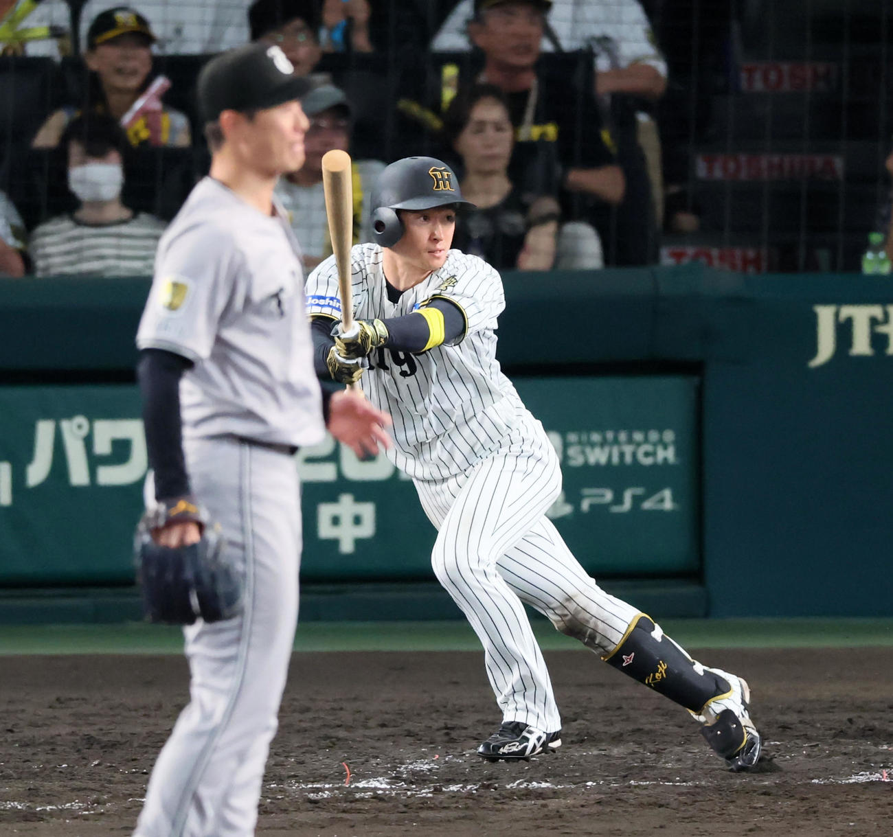 阪神対巨人　7回裏阪神2死一塁、近本は左越え二塁打を放つ。投手中川（撮影・加藤哉）