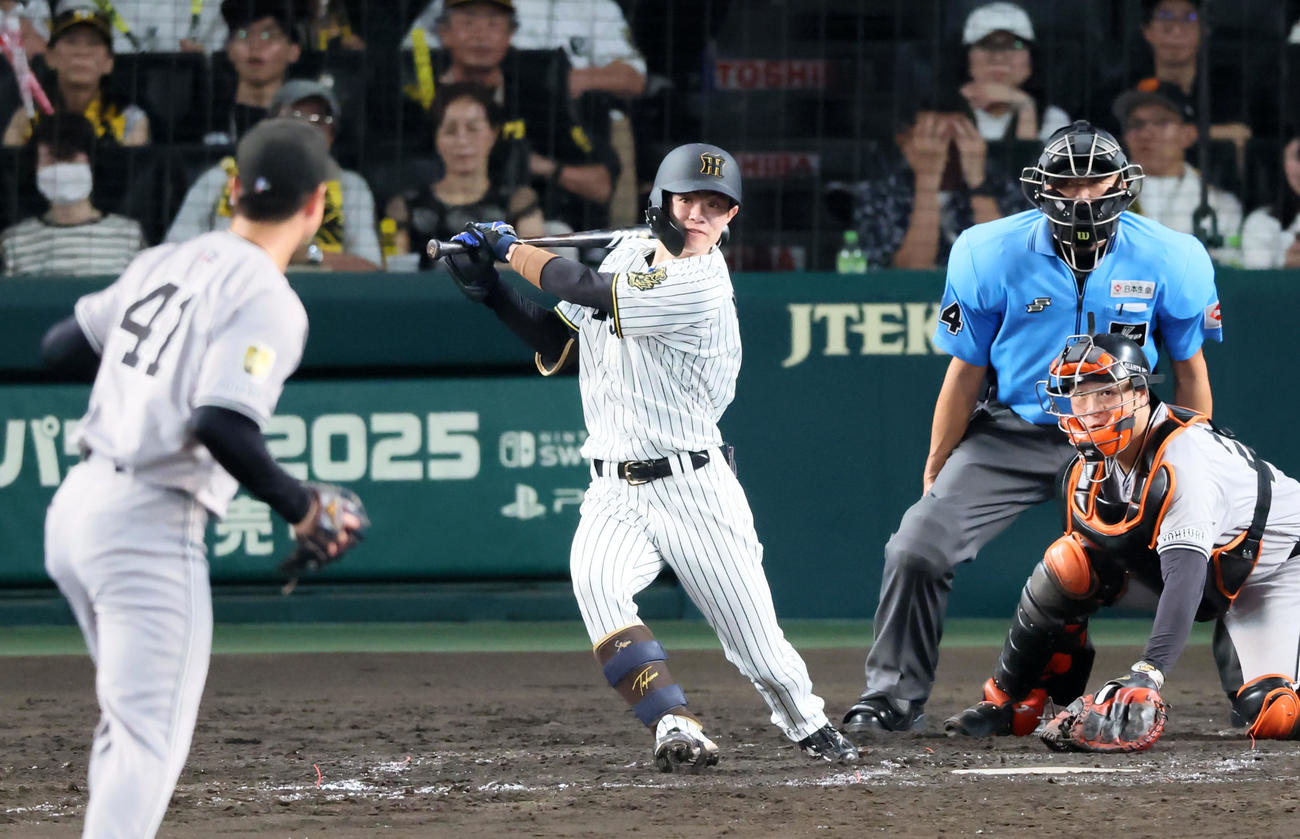 阪神対巨人　7回裏阪神2死二、三塁、中野は中越え2点適時二塁打を放つ。投手中川（撮影・加藤哉）