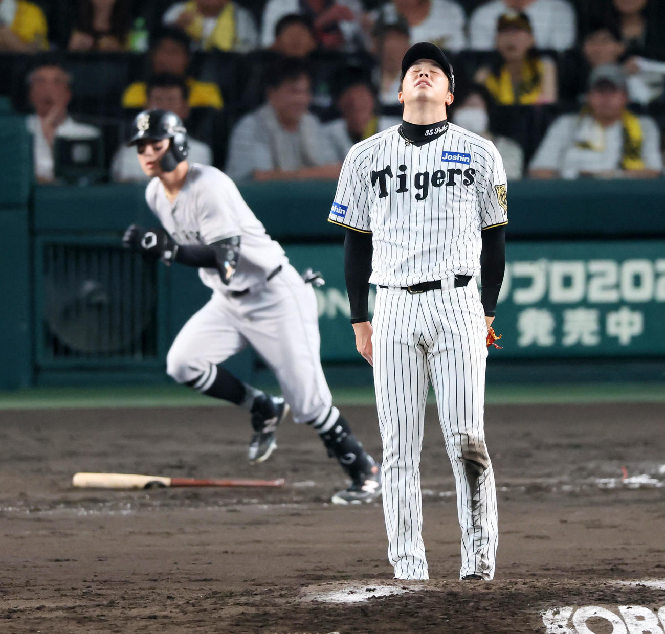 阪神対巨人　7回表巨人2死三塁、才木は若林に中前適時打を打たれて勝ち越しを許す（撮影・加藤哉）