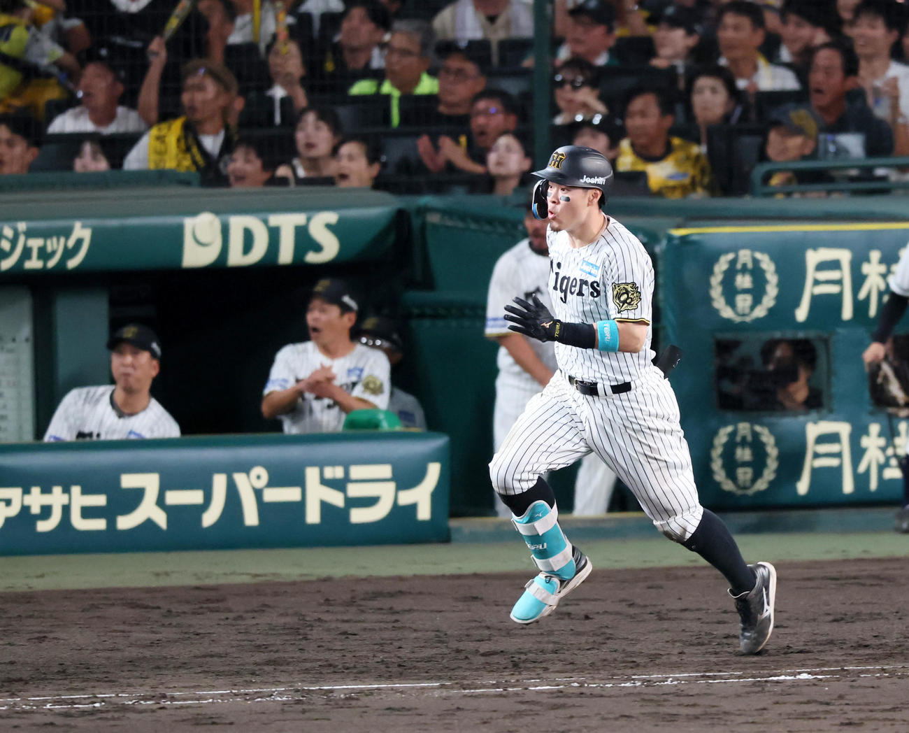阪神対巨人　7回裏阪神2死三塁、右越え適時二塁打を放ち駆け出す佐藤輝（撮影・加藤哉）