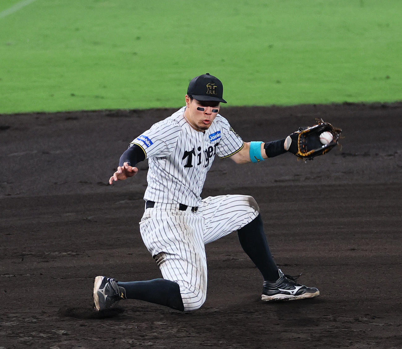 阪神対巨人　9回表巨人2死一塁、坂本の三ゴロで佐藤輝が二塁へ送球、送球が逸れ野選となる（撮影・藤尾明華）