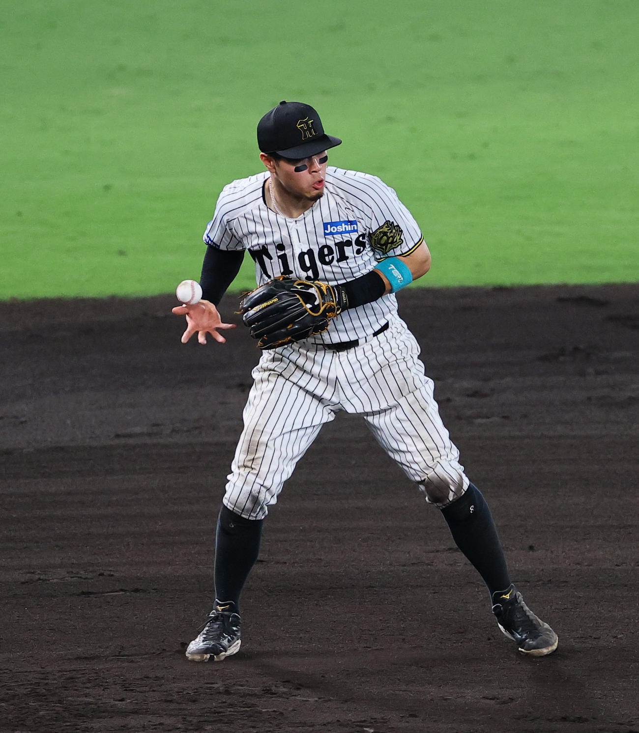 阪神対巨人　9回表巨人2死一塁、坂本の三ゴロで佐藤輝が握り損ね、二塁へ送球するも逸れ野選となる（撮影・藤尾明華）