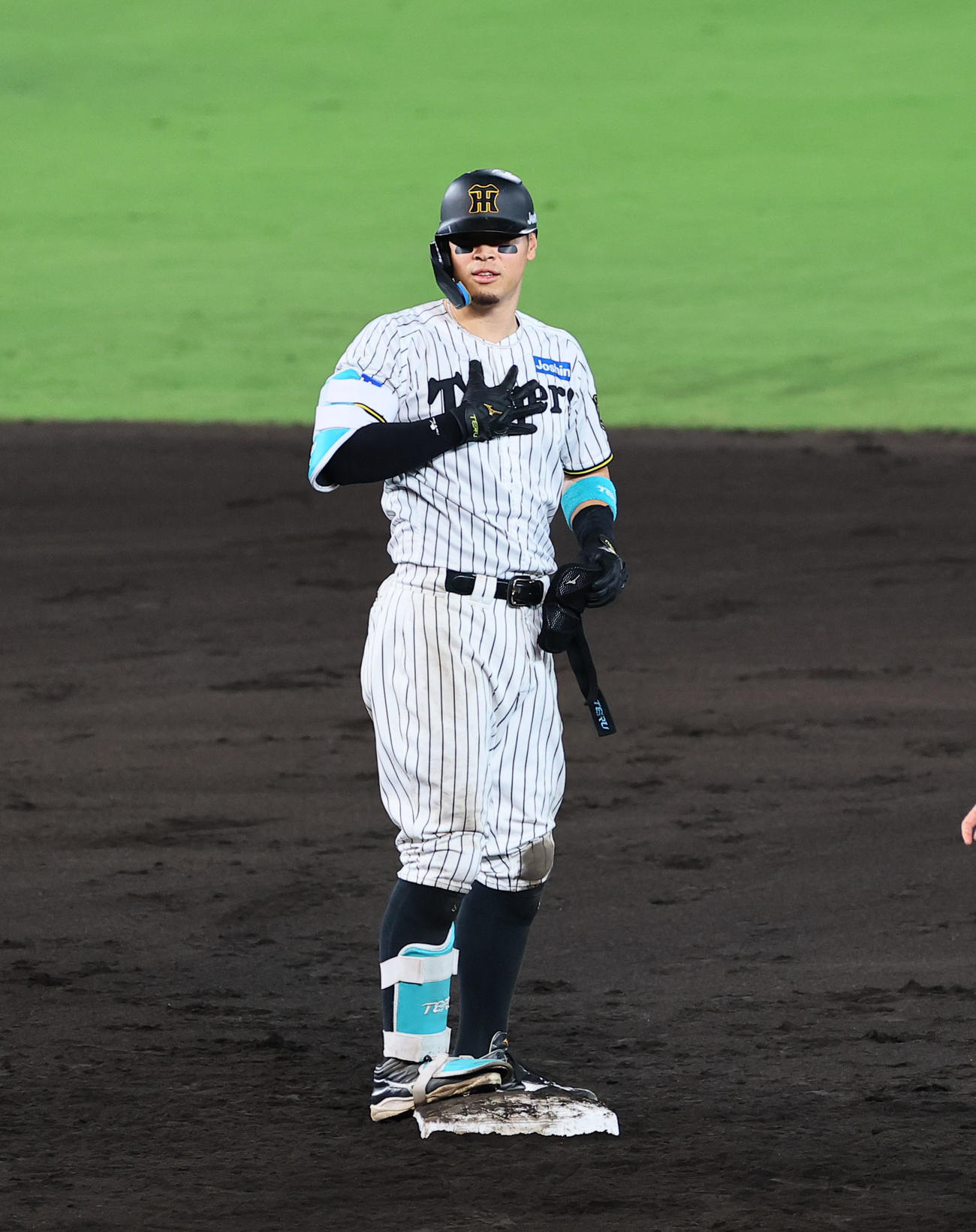 阪神対巨人　7回裏阪神2死三塁、右越えに適時二塁打を放ち胸に手を当てる佐藤輝（撮影・藤尾明華）