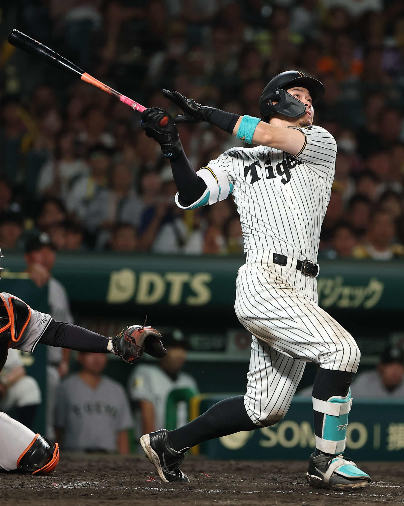 阪神対巨人　7回裏阪神2死三塁、佐藤輝は適時二塁打を放つ（撮影・上田博志）＝2025年8月31日、甲子園球場