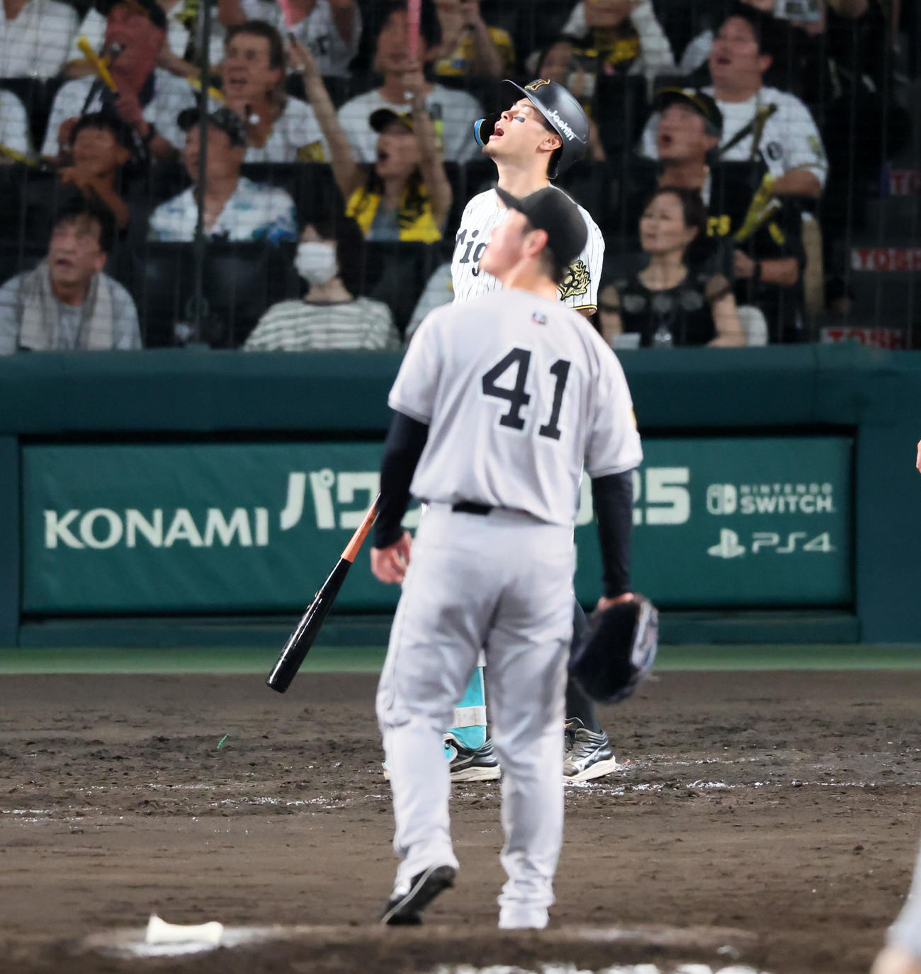 阪神対巨人　7回裏阪神2死三塁、佐藤輝は右越え適時二塁打を放つが打球がファウルと思ったのか口を開けて打席で目をつぶる…。投手中川（撮影・加藤哉）
