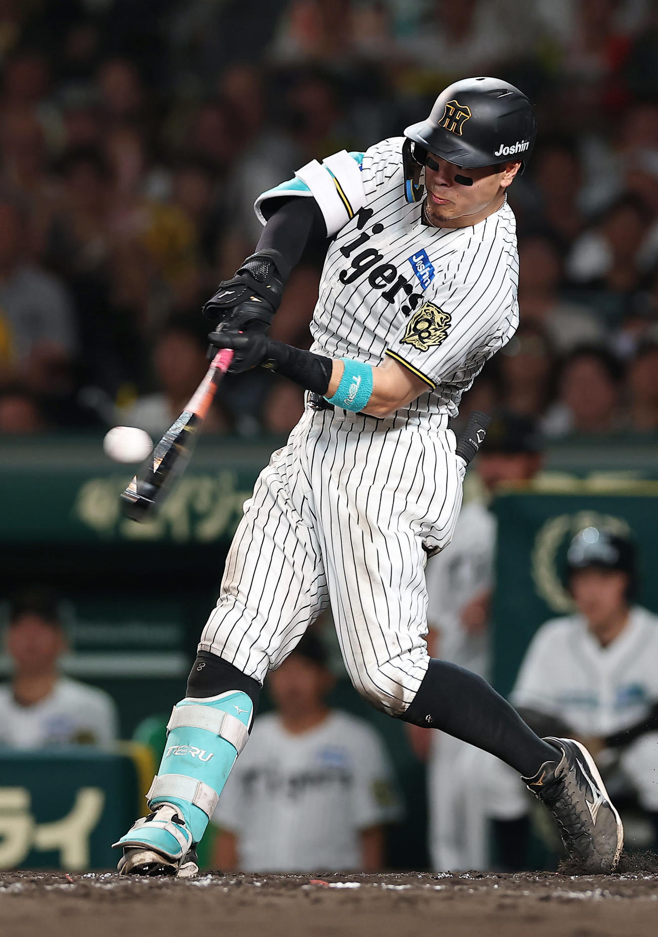 阪神対巨人　7回裏阪神2死三塁、右適時二塁打を放つ佐藤輝（撮影・前田充）