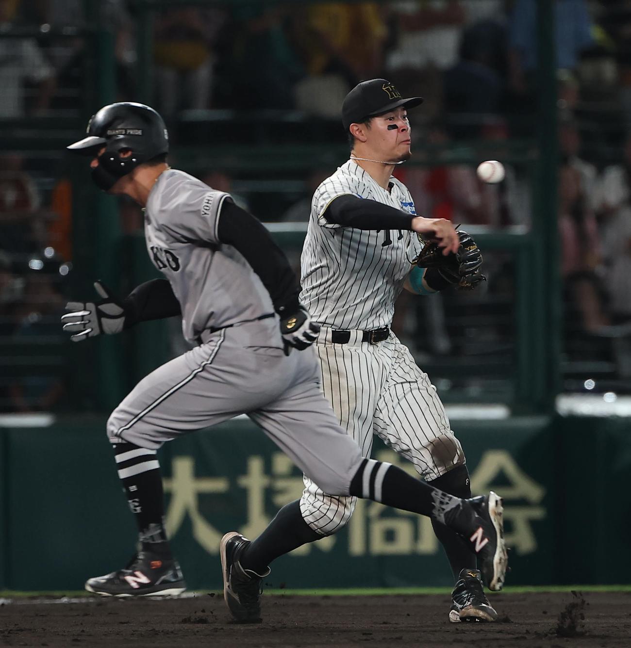 阪神対巨人　9回表巨人2死満塁、坂本の打球を二塁へ野選する佐藤輝（撮影・上田博志）＝2025年8月31日、甲子園球場