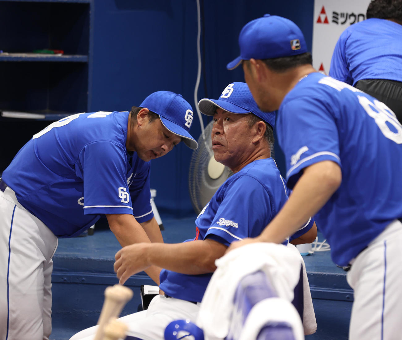 DeNA対中日　ベンチで渋い表情を見せる中日井上監督（中央）（撮影・水谷安孝）