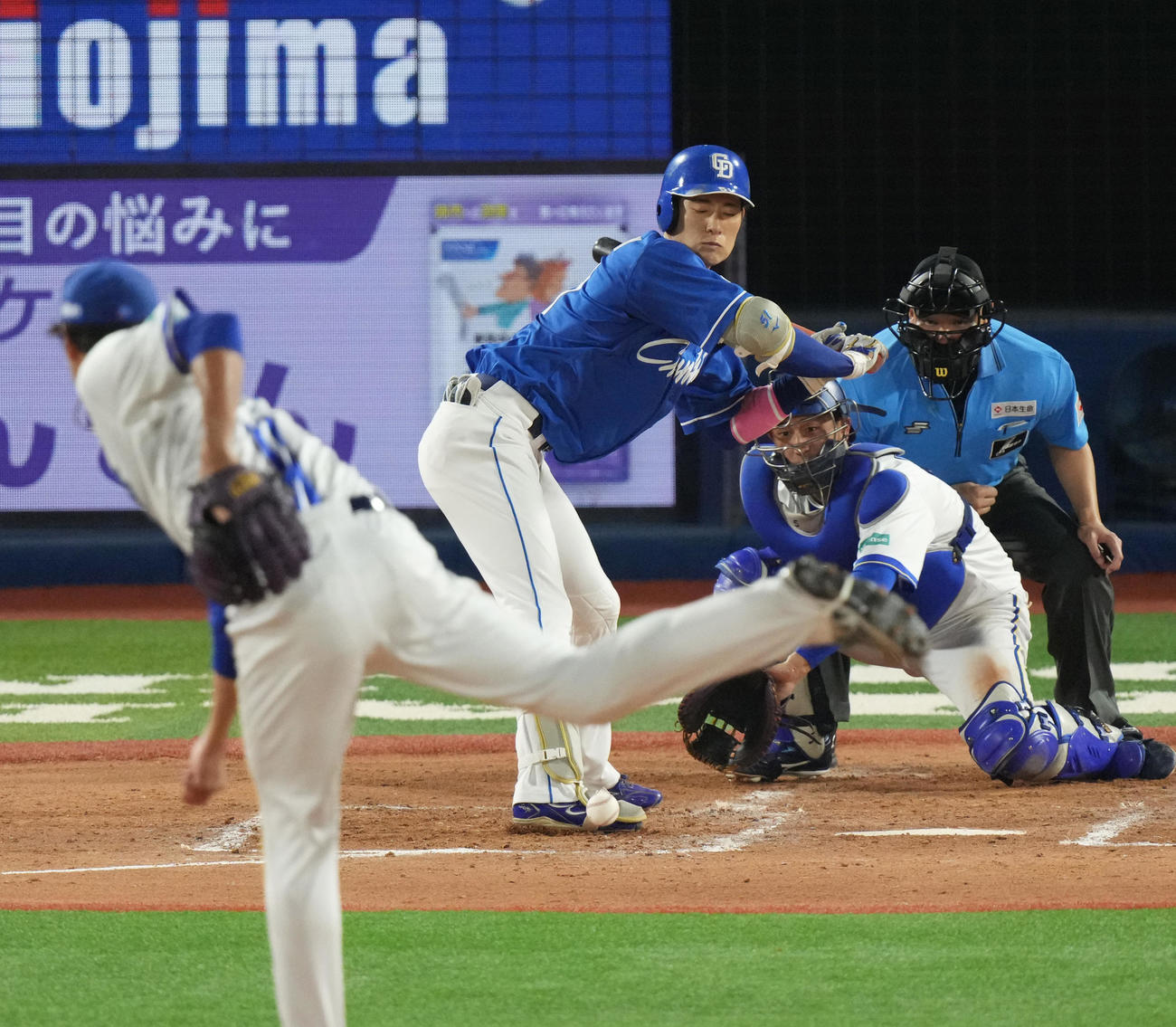 DeNA対中日　4回表中日1死二塁、藤浪から死球を受ける上林（撮影・清水貴仁）