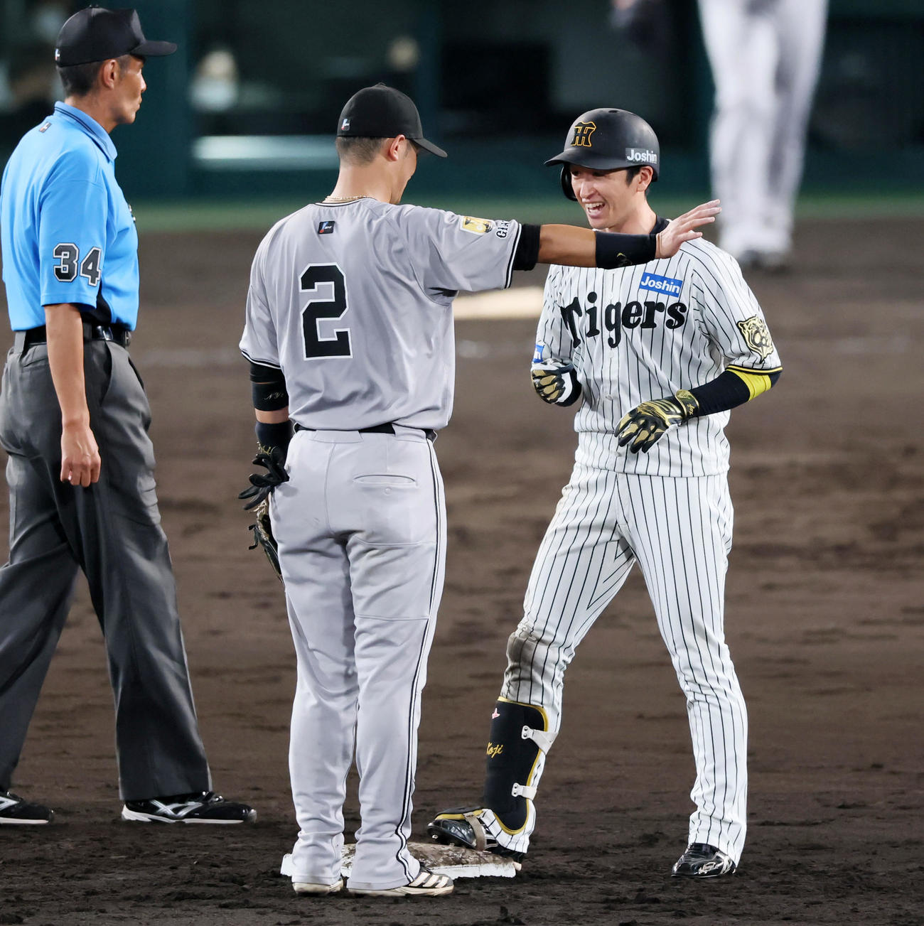 阪神対巨人　7回裏阪神2死一塁、近本は左越え二塁打を放ち二塁上で笑顔を見せる。野手吉川（撮影・加藤哉）