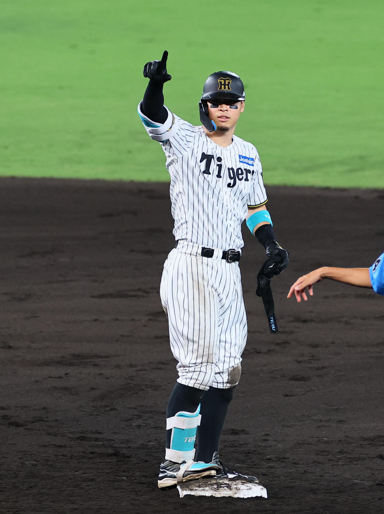 阪神対巨人　7回裏阪神2死三塁、右越えに適時二塁打を放ちポーズをとる佐藤輝（撮影・藤尾明華）