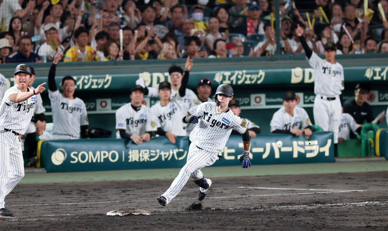 阪神対巨人　7回裏阪神2死二、三塁、中野は中越え2点適時二塁打を放つ（撮影・加藤哉）