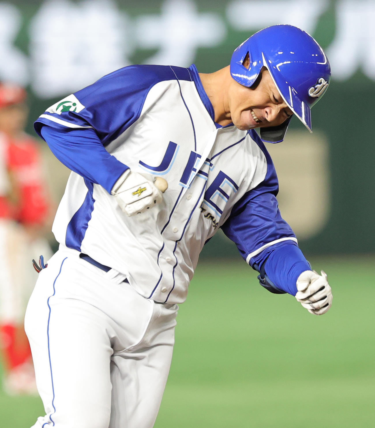JFE東日本対Honda 6回表JFE東日本2死一塁、代打で右越え2点本塁打を放ち喜ぶ平山（撮影・野上伸悟）