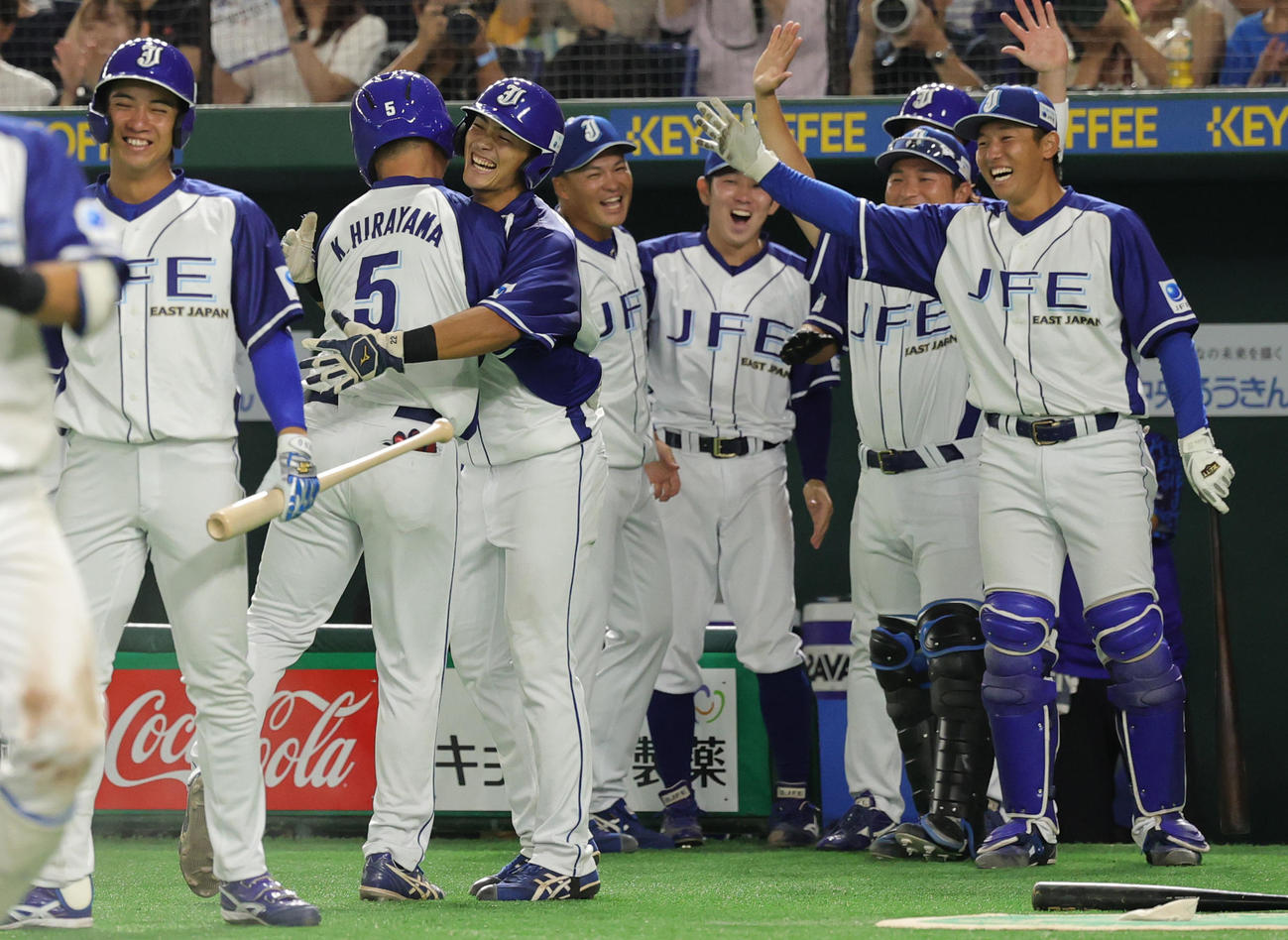 JFE東日本対Honda 6回表JFE東日本2死一塁、代打で平山の2点本塁打を喜ぶベンチ（撮影・野上伸悟）