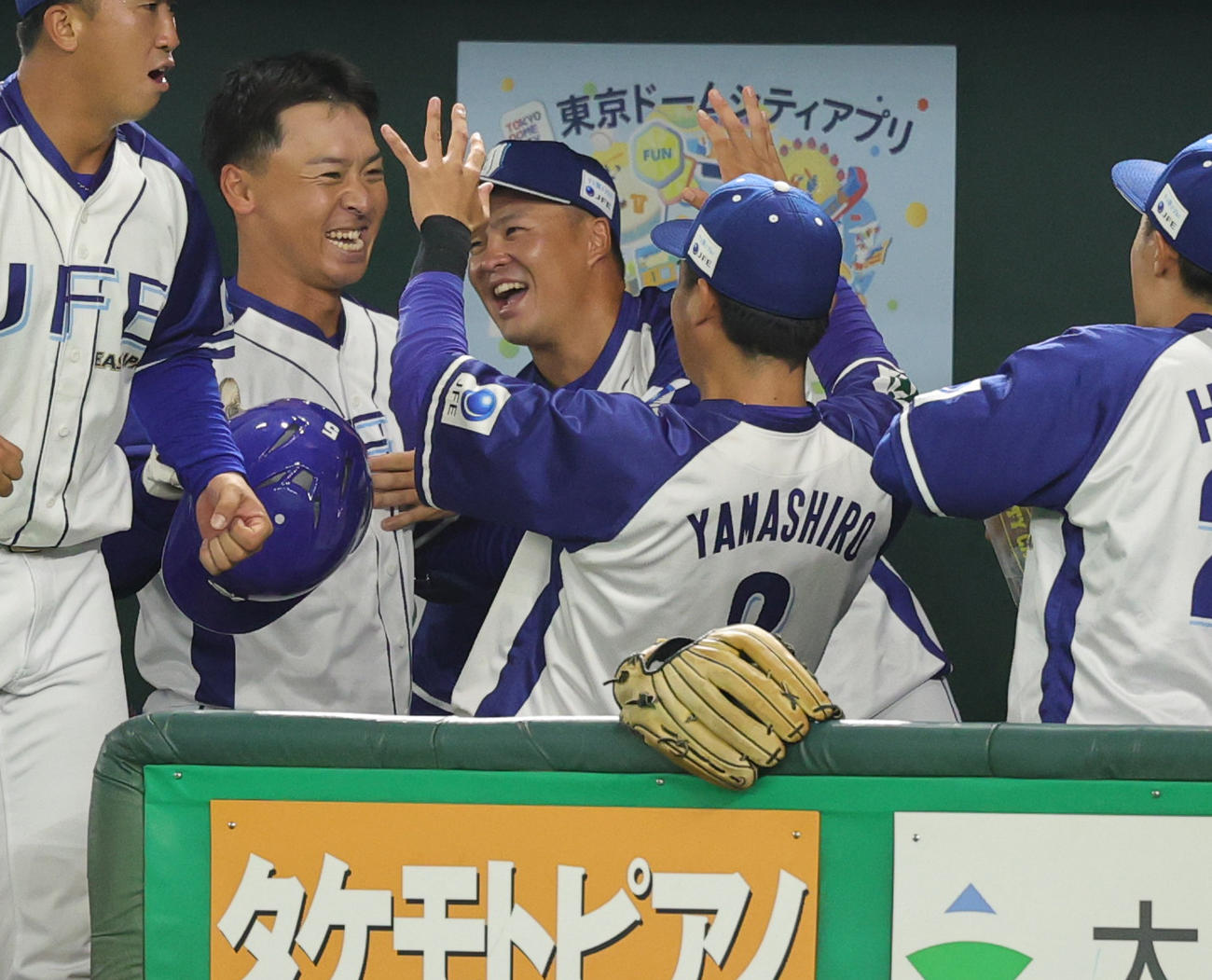 JFE東日本対Honda 6回表JFE東日本2死一塁、代打で右越え2点本塁打を放ち喜ぶ平山（左）（撮影・野上伸悟）
