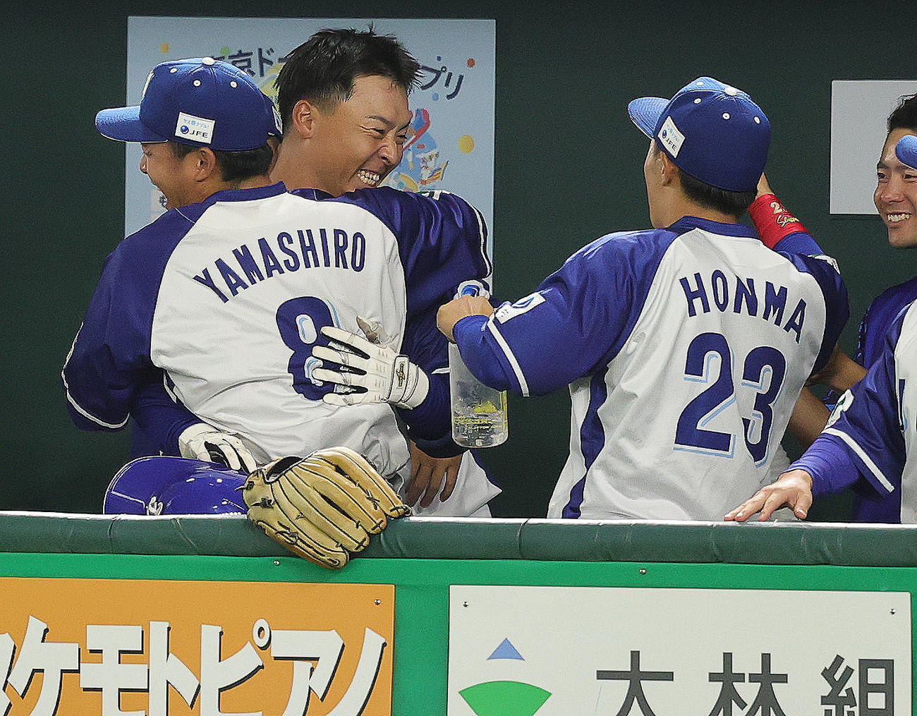 JFE東日本対Honda 6回表JFE東日本2死一塁、代打で右越え2点本塁打を放ち喜ぶ平山（撮影・野上伸悟）