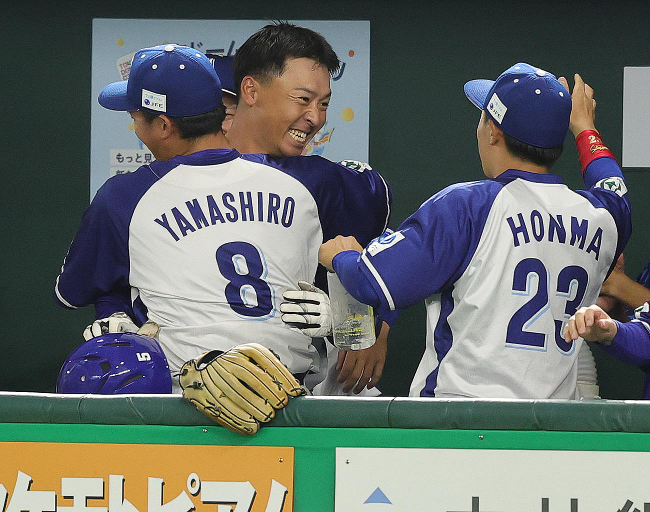 JFE東日本対Honda 6回表JFE東日本2死一塁、代打で右越え2点本塁打を放ち喜ぶ平山（撮影・野上伸悟）