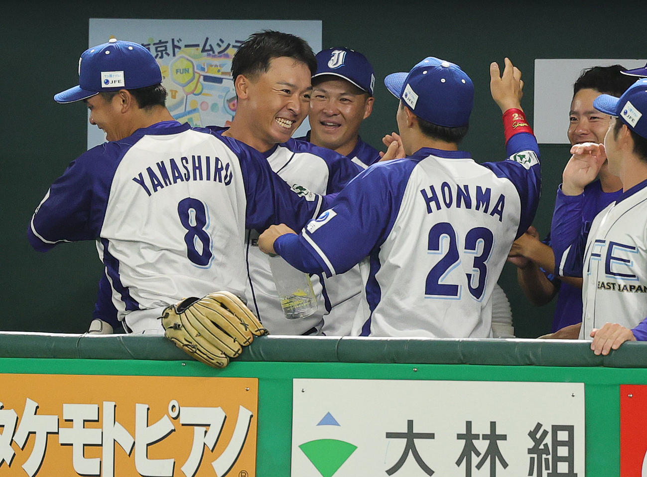 JFE東日本対Honda 6回表JFE東日本2死一塁、代打で右越え2点本塁打を放ち喜ぶ平山（撮影・野上伸悟）