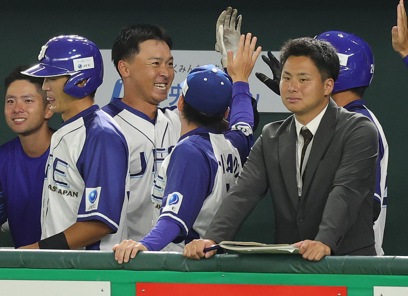 JFE東日本対Honda 6回表JFE東日本2死一塁、代打で右越え2点本塁打を放ち喜ぶ平山（撮影・野上伸悟）