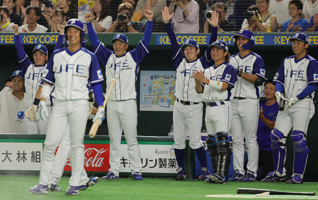 JFE東日本対Honda 6回表JFE東日本2死一塁、代打で平山の2点本塁打を喜ぶベンチ（撮影・野上伸悟）