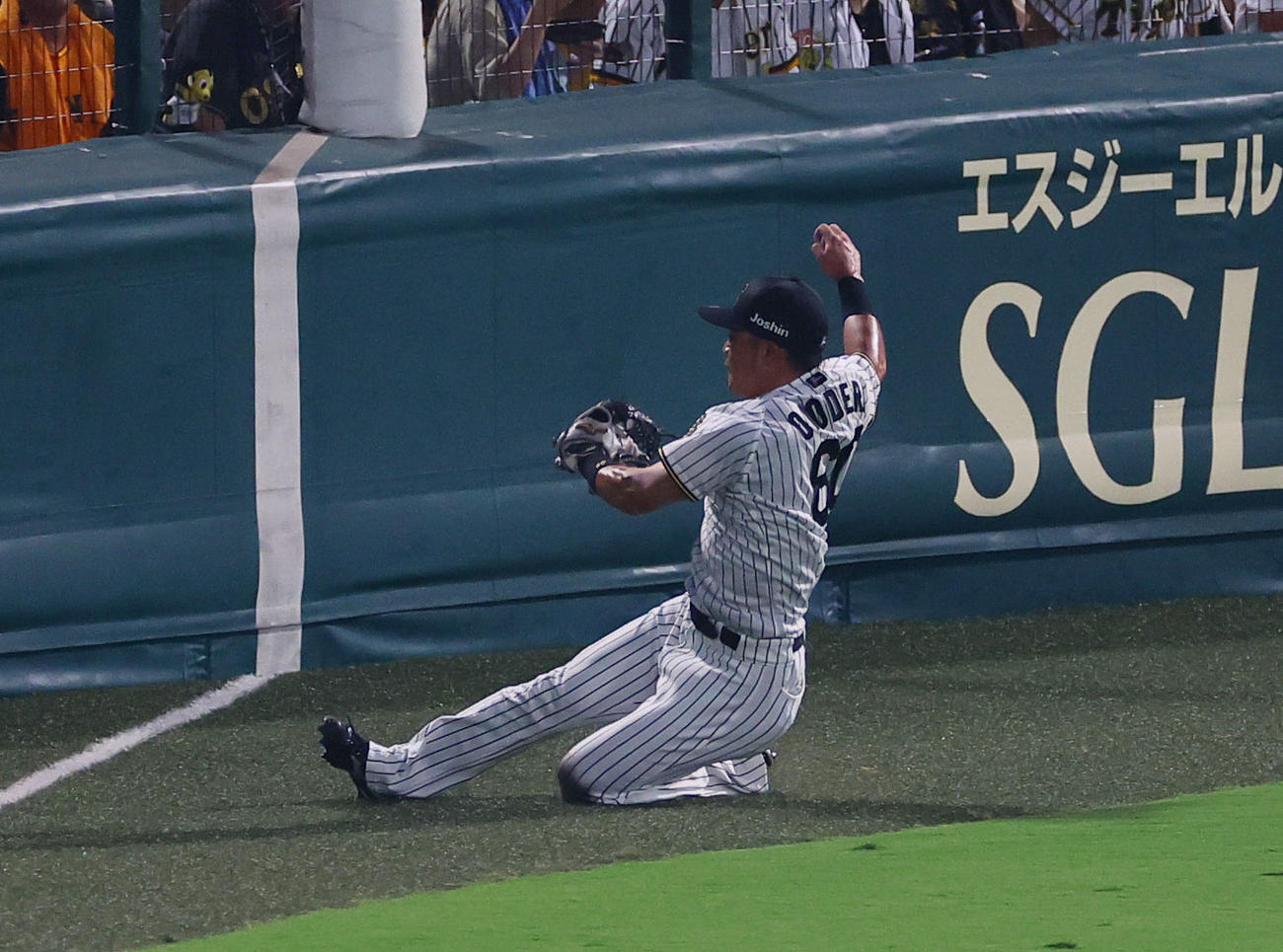 阪神対巨人　3回表巨人1死、丸の左飛を好捕する小野寺（撮影・藤尾明華）