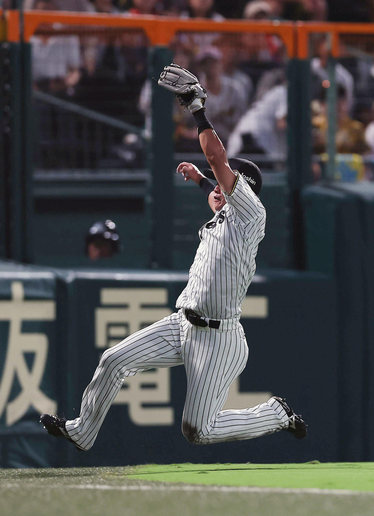 阪神対巨人　3回表巨人1死、丸の左飛を好捕する小野寺（撮影・前田充）