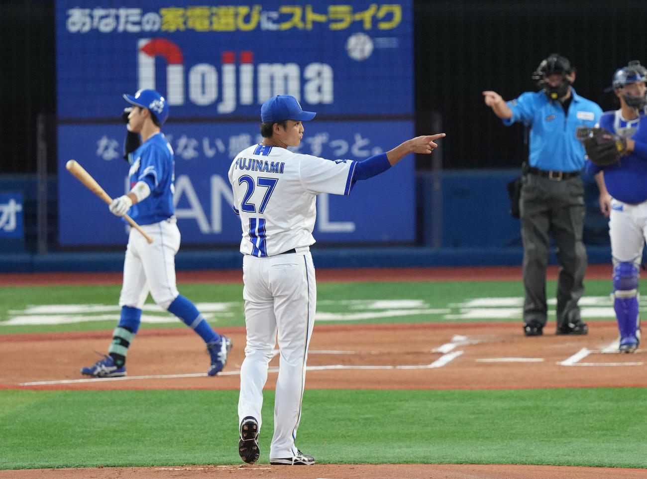 DeNA対中日　1回表中日1死、樋口から空振り三振を奪う藤浪（撮影・清水貴仁）