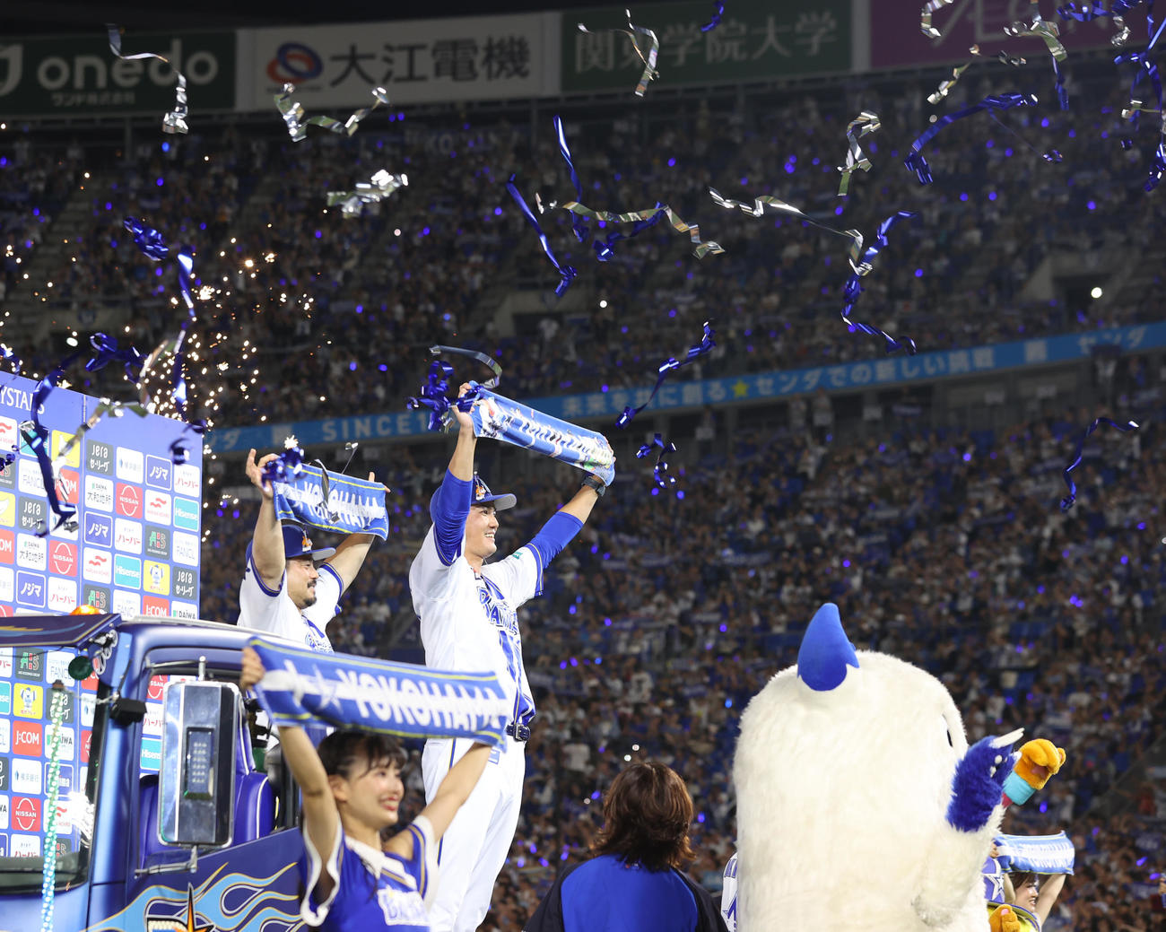 勝利投手となりお立ち台で叫ぶ藤浪（右）。左は宮崎（撮影・水谷安孝）