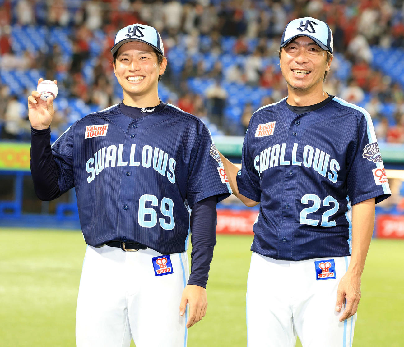 ヤクルト対広島　プロ初勝利のヤクルト下川（左）はウイニングボールを手に高津監督と記念撮影（撮影・浅見桂子）