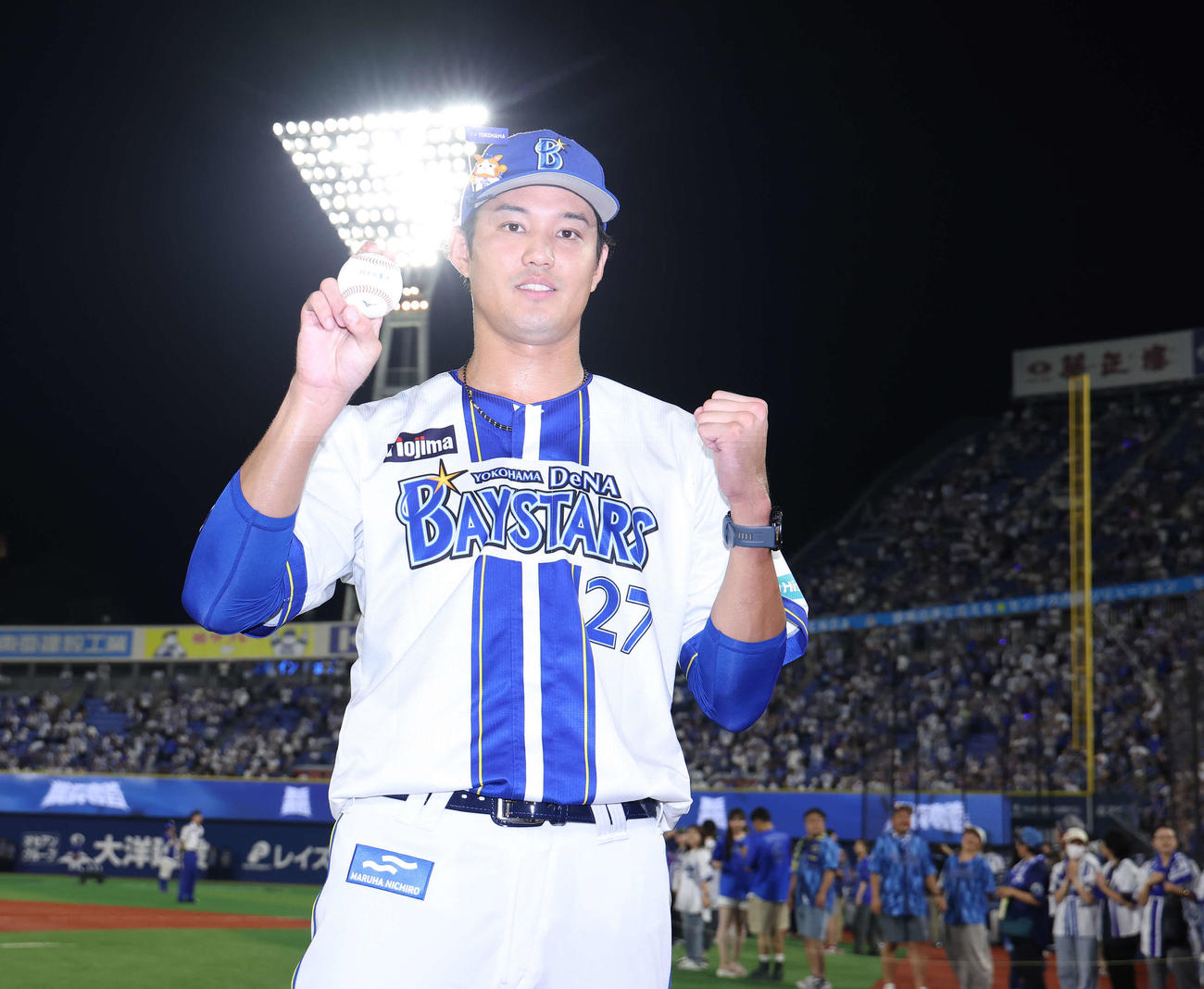 DeNA対中日　移籍後初勝利し、記念球を手に写真に納まるDeNA藤浪（撮影・河田真司）