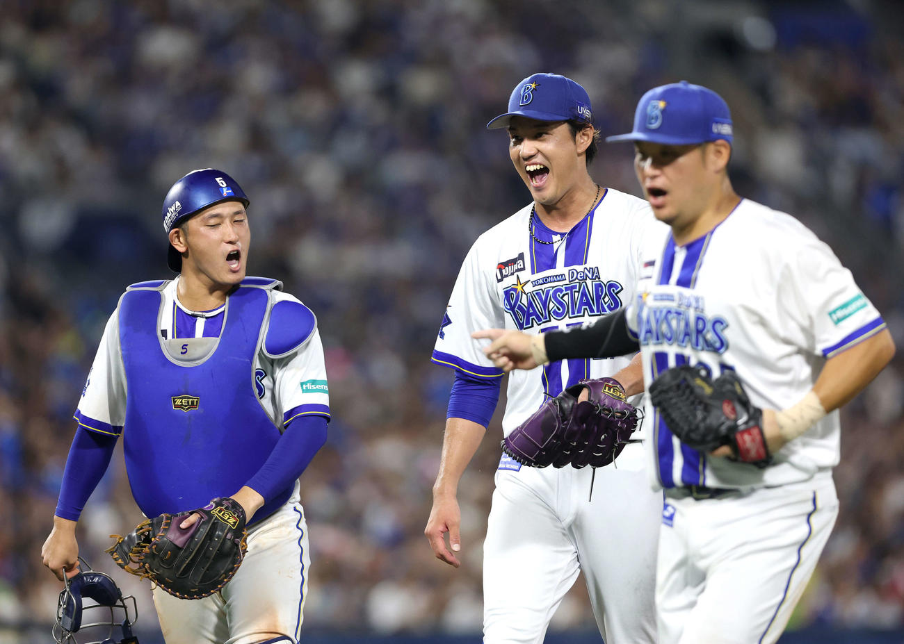 DeNA対中日　7回表を抑え、松尾（左）らナインと笑顔でベンチに戻る藤浪（撮影・河田真司）