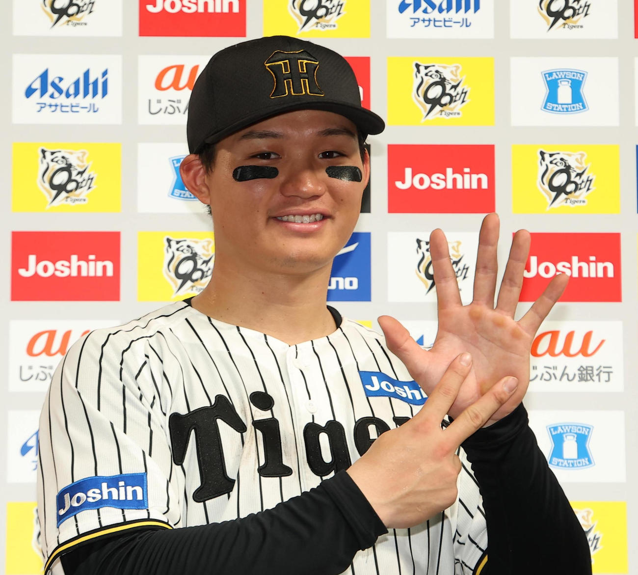 阪神対巨人　お立ち台でマジック7ポーズを見せる森下（撮影・上田博志）