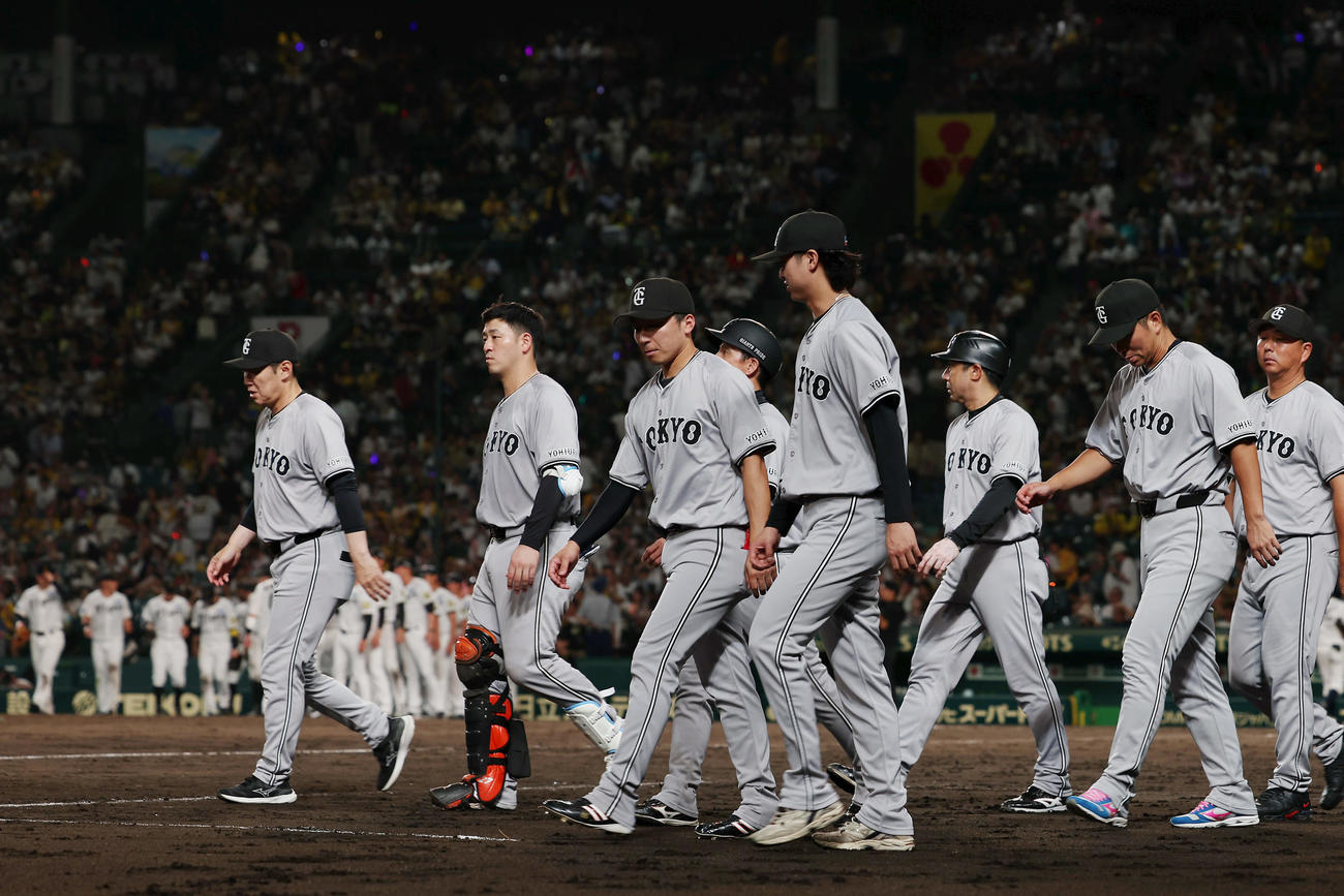 阪神に敗れ、うつむきながらあいさつへ向かう巨人の選手たち（撮影・前田充）
