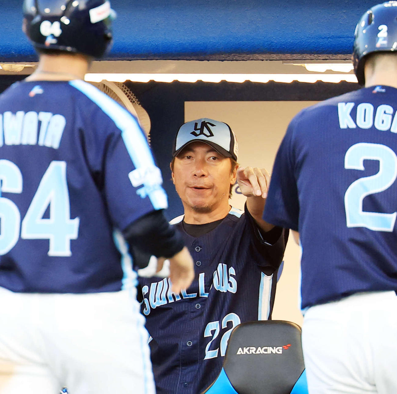 2回裏ヤクルト2死満塁、長岡が2点適時打を放ち、生還した古賀らを指さし迎える高津監督（撮影・浅見桂子）