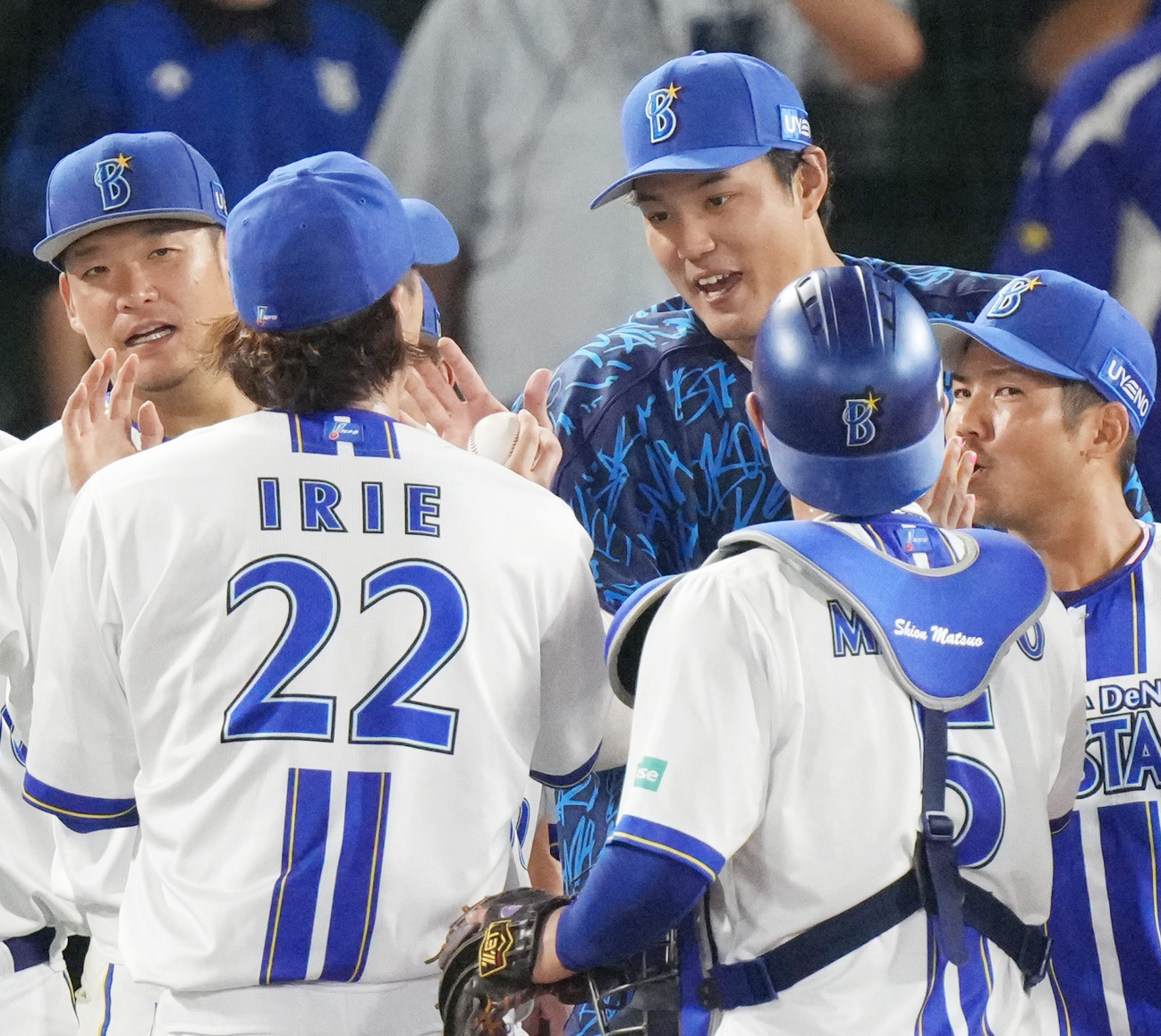 DeNA対中日　試合を終え、入江（手前左）からウイニングボールを受け取るDeNA藤浪（後方右）（撮影・清水貴仁）