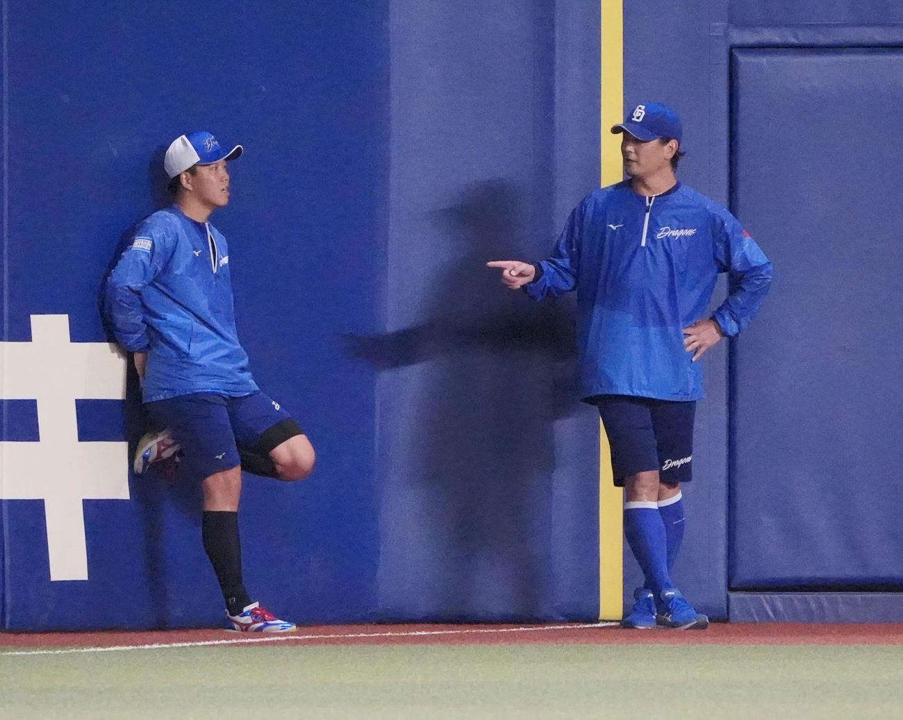 ランニングの合間に言葉を交わす左から柳と涌井（撮影・森本幸一）