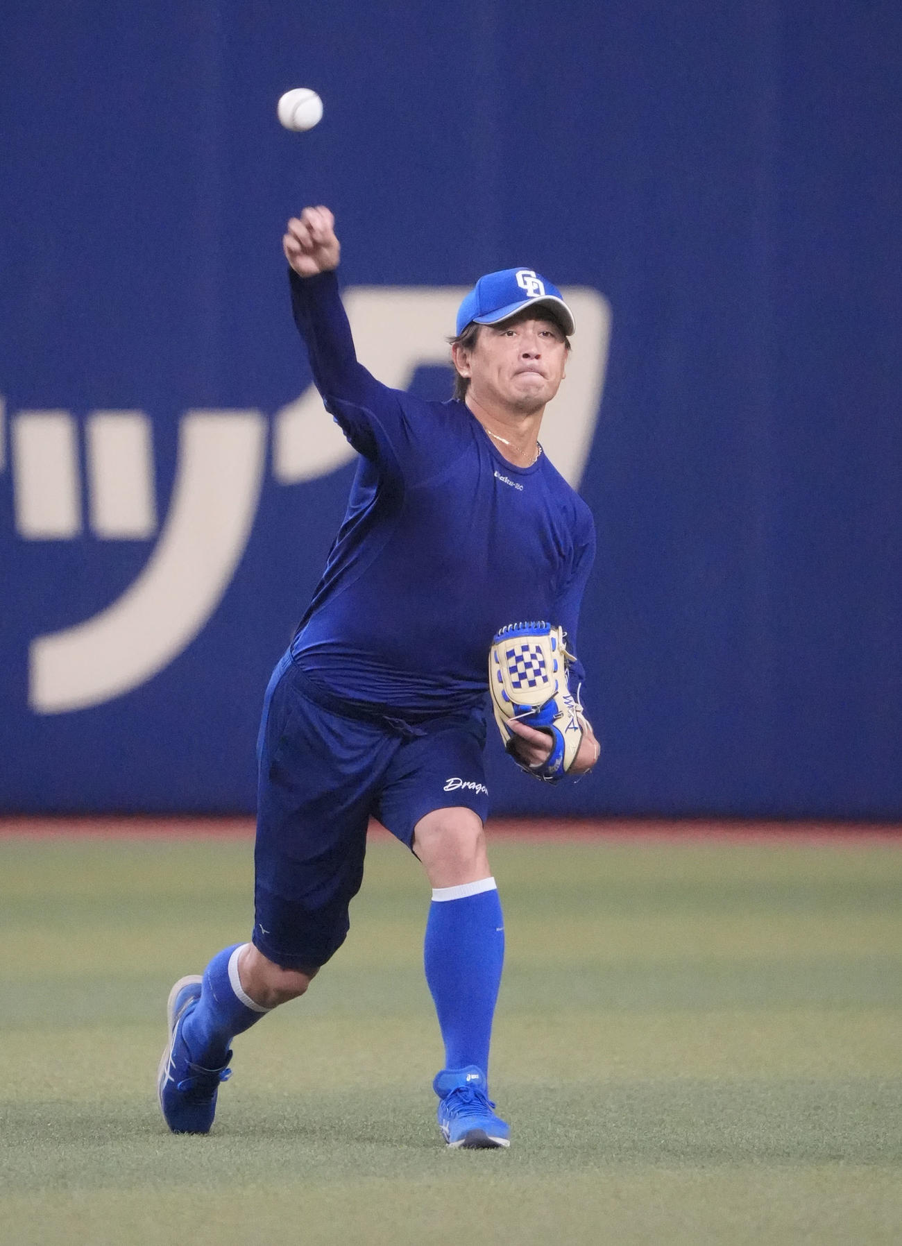 一軍の練習に合流しキャッチボールをする涌井（撮影・森本幸一）