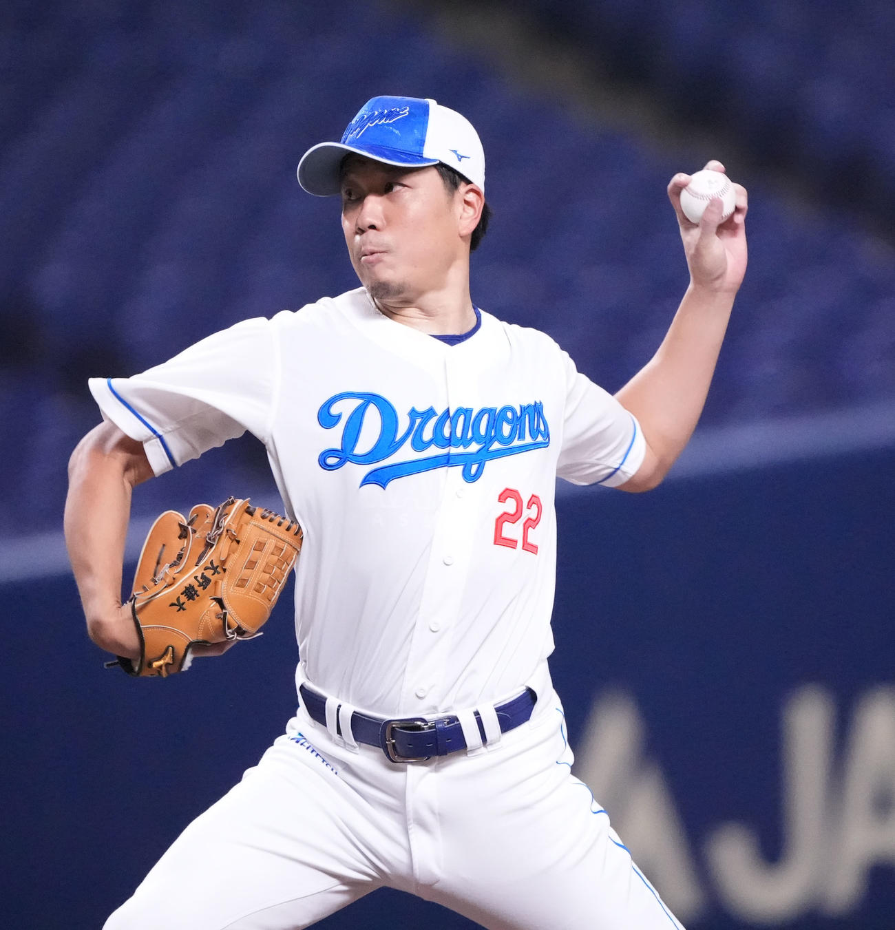 マウンドを利用し投球練習をする大野（撮影・森本幸一）