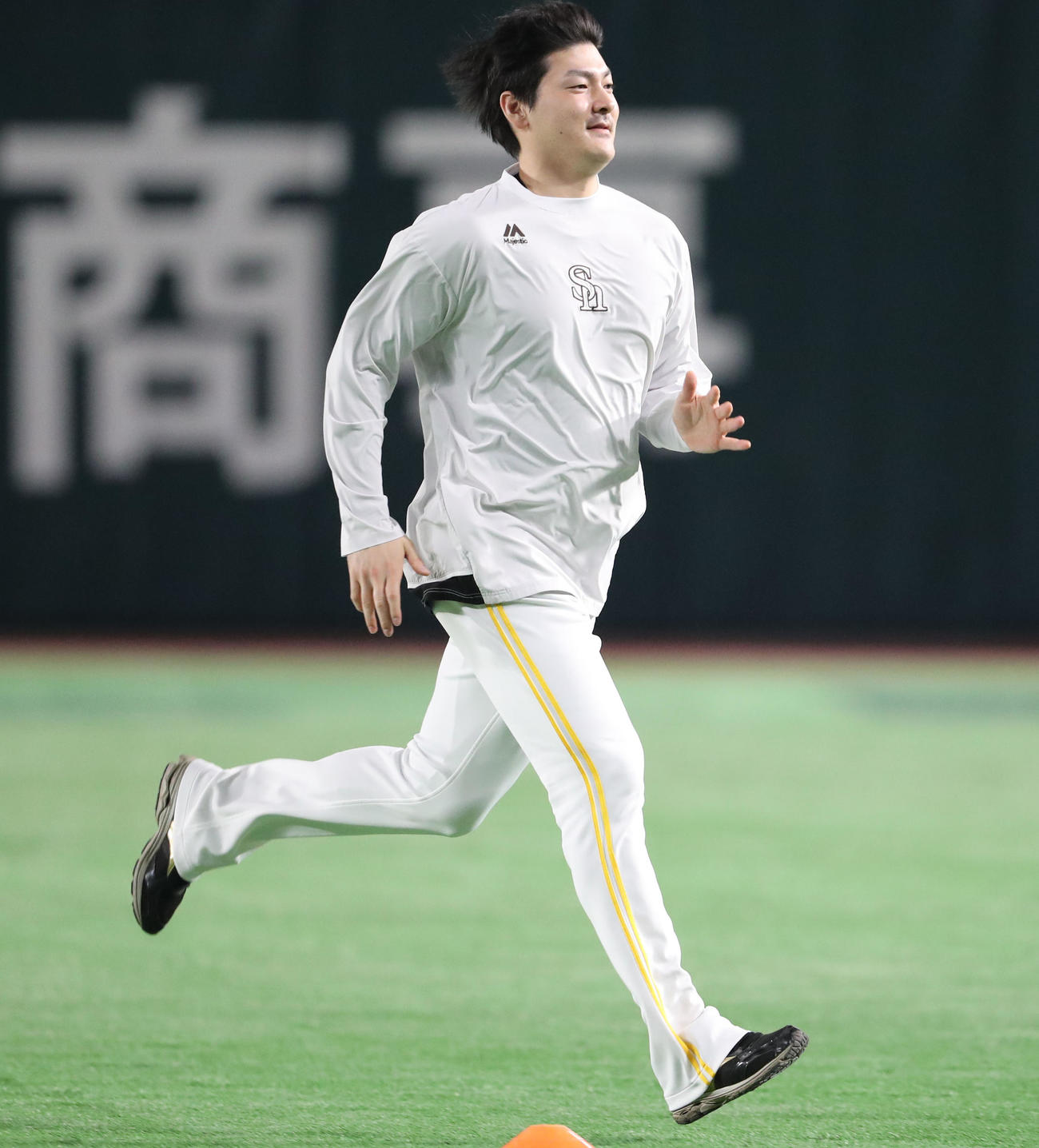 軽いランニングで体をほぐす有原（撮影・梅根麻紀）