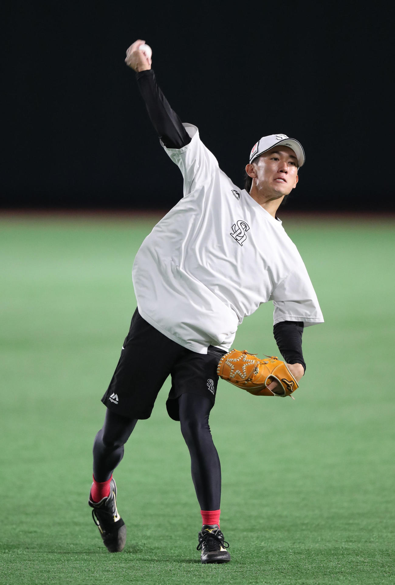 キャッチボールで調整する大津（撮影・梅根麻紀）