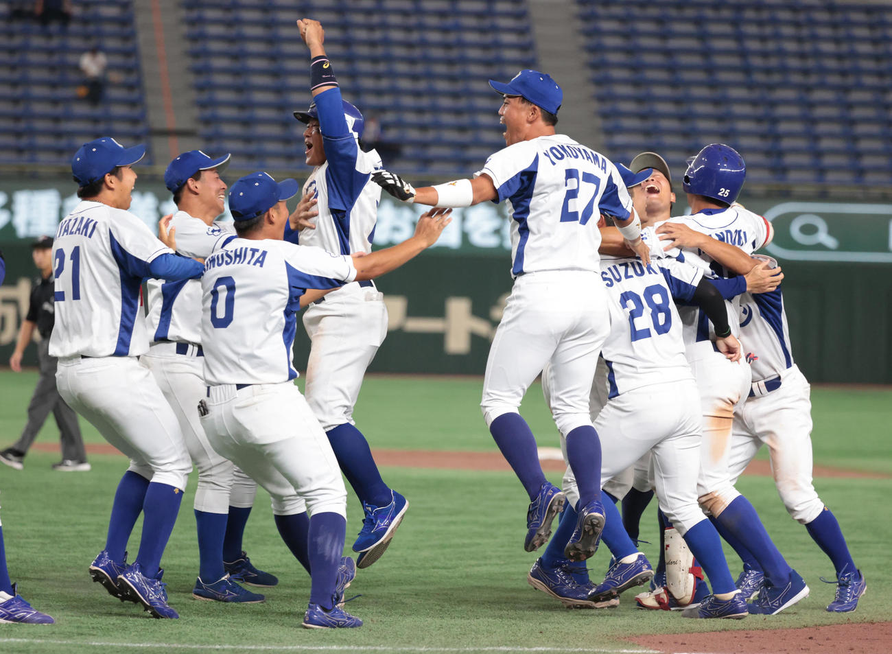 パナソニック対王子　タイブレーク10回に相手エラーでサヨナラ勝利し喜ぶ王子ナイン（撮影・柴田隆二）　　