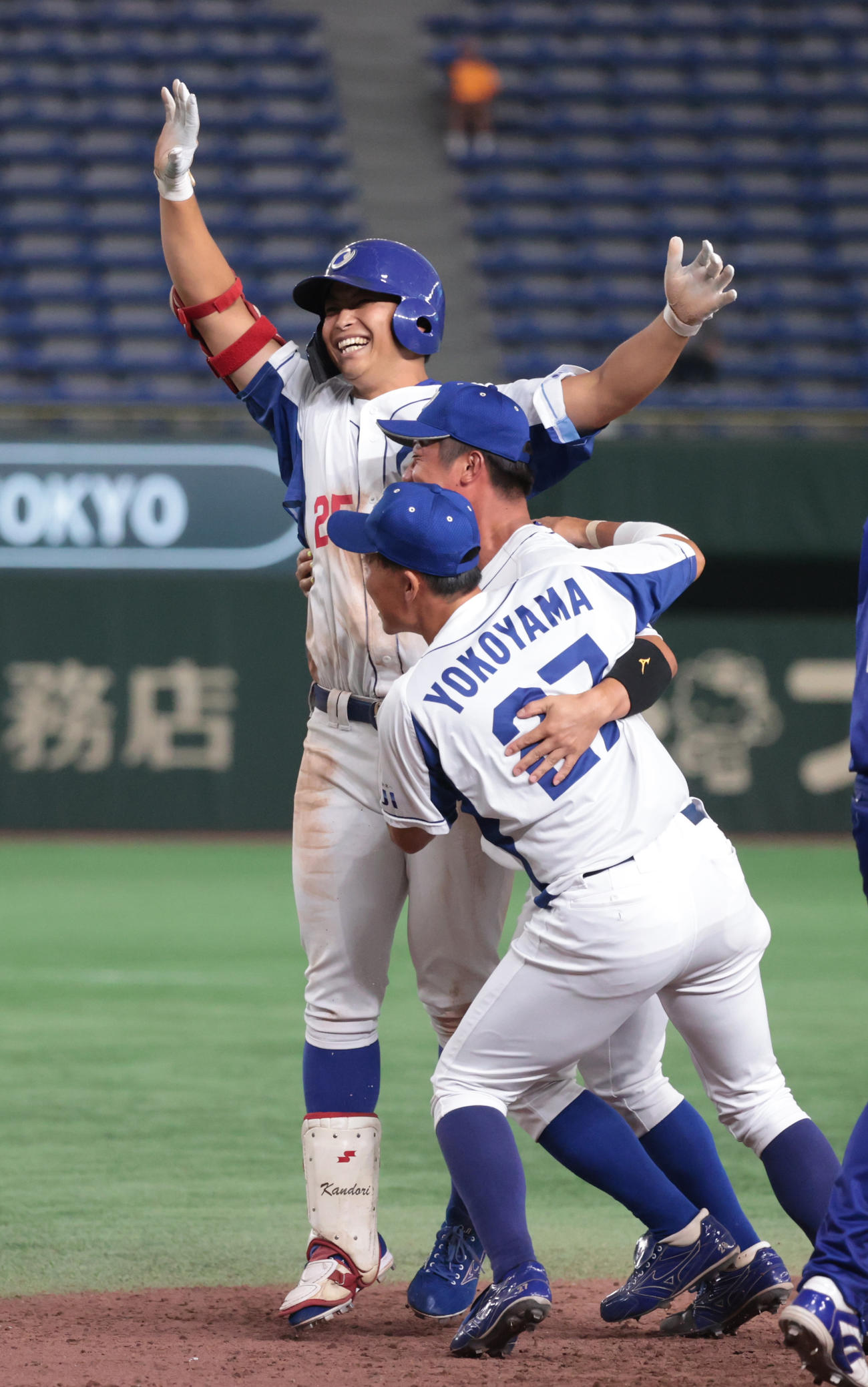 パナソニック対王子　タイブレーク10回裏王子2死満塁、神鳥（左）の三塁ゴロを三塁手が悪送球しサヨナラになる（撮影・柴田隆二）　　