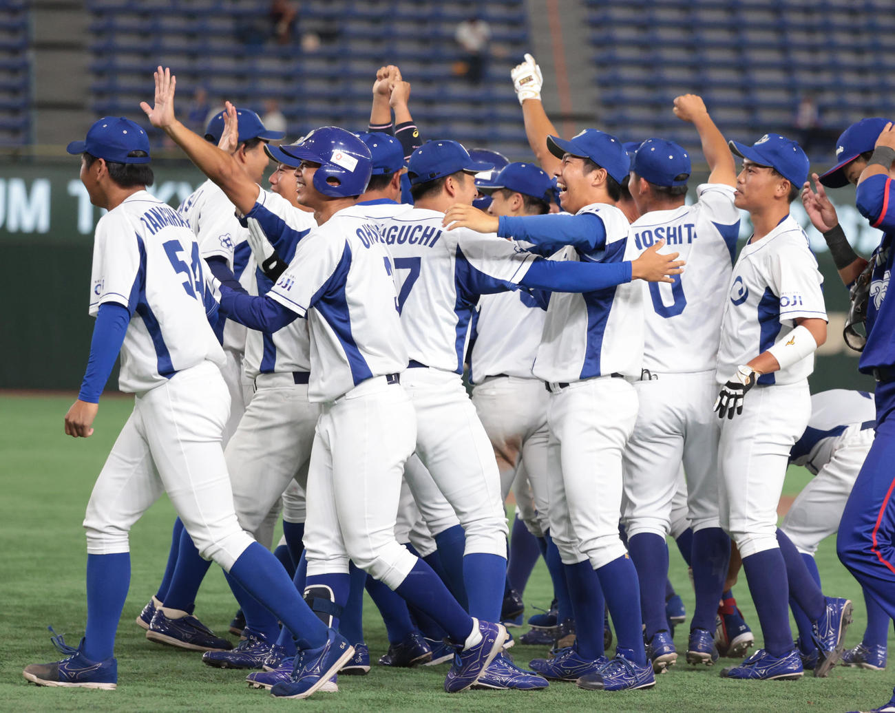 パナソニック対王子　タイブレーク10回に相手エラーでサヨナラ勝利し喜ぶ王子ナイン（撮影・柴田隆二）　　