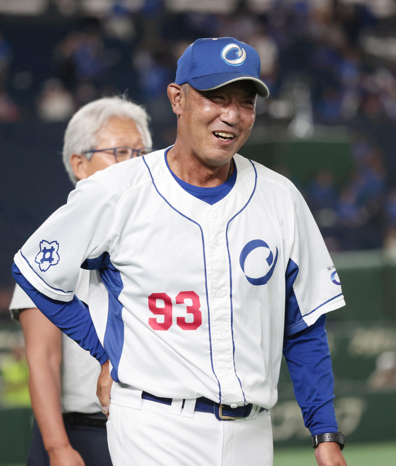 パナソニック対王子　タイブレークで勝利し笑顔を見せる王子・湯浅監督（撮影・柴田隆二）　　